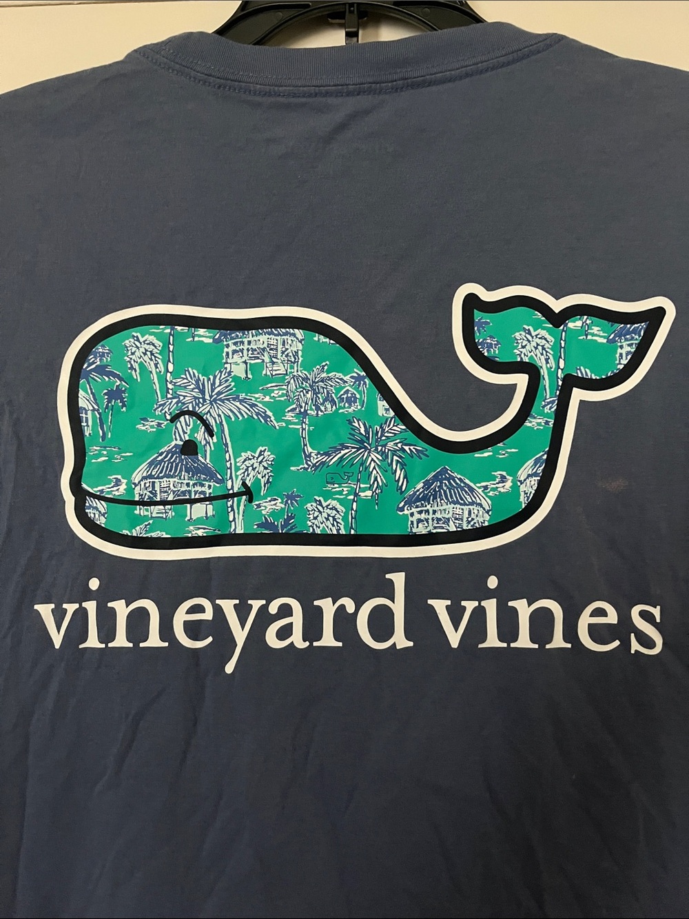 Vineyard Vines Men’s Beach Tropical Blue Pocket Tee with Whale Patch - Picture 5 of 7